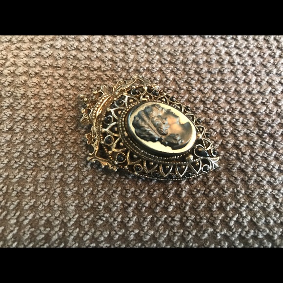 Vintage cameo brooch - Picture 9 of 10